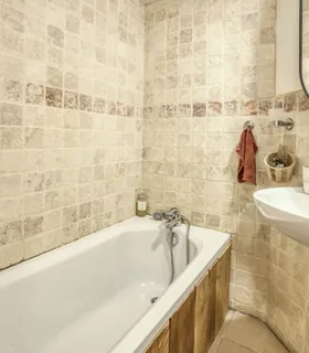 Salle de bain attenante à la chambre parentale avec baignoire Salle de bain privative avec baignoire dans l’appartement Prakka High Camp à Les Houches – espace bien-être confortable pour une location à Chamonix Mont Blanc.