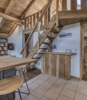 Cuisine tout équipée pour un séjour confortable à Chamonix Location d’un appartement à Les Houches – cuisine moderne et fonctionnelle du Prakka High Camp, proche du téléphérique de Bellevue à Chamonix.