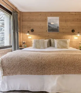 Espace nuit chaleureux avec confort alpin et déco élégante Location appartement à Chamonix – chambre parentale confortable avec literie haut de gamme au Prakka Base Camp à Les Houches.